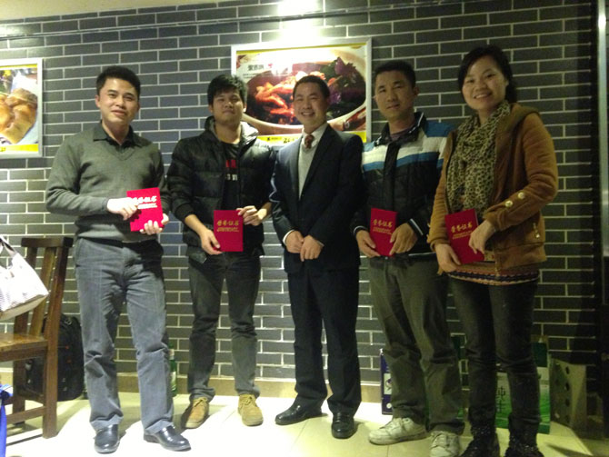  告別2013迎接2014,卓石公司團(tuán)隊(duì)年終聚餐,一起探討企業(yè)發(fā)展戰(zhàn)略與品嘗舌尖上的美味，非常感謝大家一直以來對卓石公司的支持，2014年我們會更加努力，會做得更好！